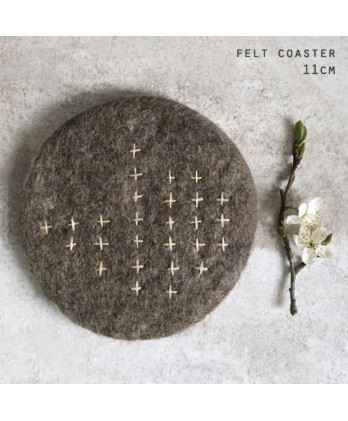 Φελτ Βάση Με Σταυροί Καφέ 10 εκ.