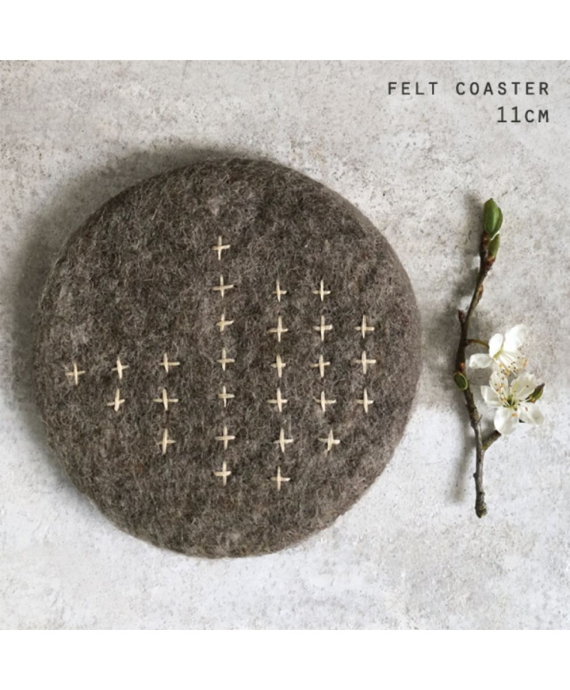 Φελτ Βάση Με Σταυροί Καφέ 10 εκ.