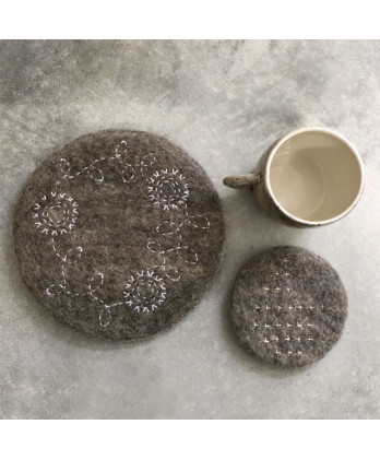 Φελτ Βάση Με Σταυροί Καφέ 10 εκ.