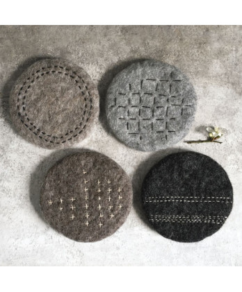 Φελτ Βάση Με Σταυροί Καφέ 10 εκ.