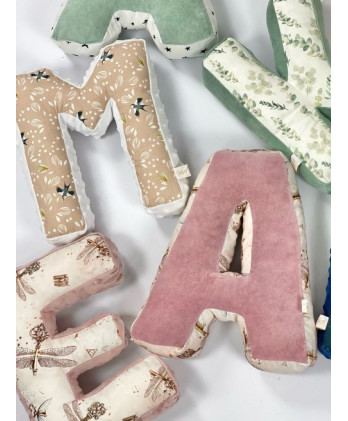 Παιδικό Διακοσμητικό Μαξιλάρι Μονόγραμμα Σε Βεραμάν – Λευκό Χρώμα Και Μαύρα Αστεράκια