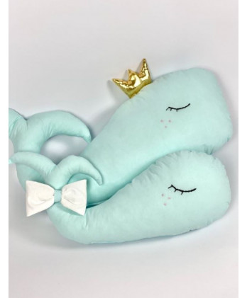 Παιδικό Διακοσμητικό Μαξιλάρι Φαλαινίτσα Γαλάζια Με Χρυσό Στέμμα