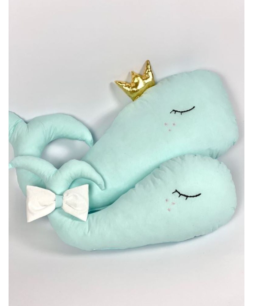 Παιδικό Διακοσμητικό Μαξιλάρι Φαλαινίτσα Γαλάζια Με Χρυσό Στέμμα