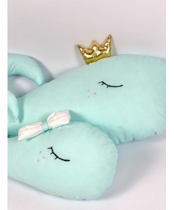 Παιδικό Διακοσμητικό Μαξιλάρι Φαλαινίτσα Γαλάζια Με Χρυσό Στέμμα