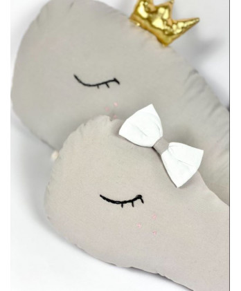 Παιδικό Διακοσμητικό Μαξιλάρι Φαλαινίτσα Γκρι Με Χρυσό Στέμμα