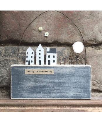 Ξύλινο Με Κρεμαστό Θέμα Σπίτι – Φράκτης Και Μήνυμα Family is everything…