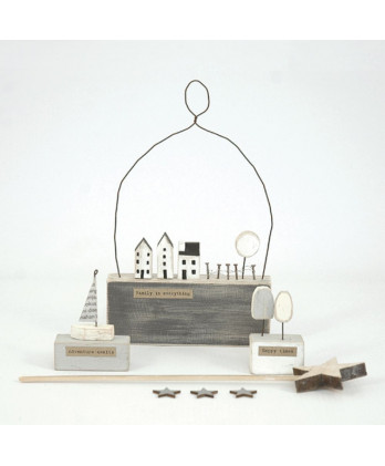 Ξύλινο Με Κρεμαστό Θέμα Σπίτι – Φράκτης Και Μήνυμα Family is everything…