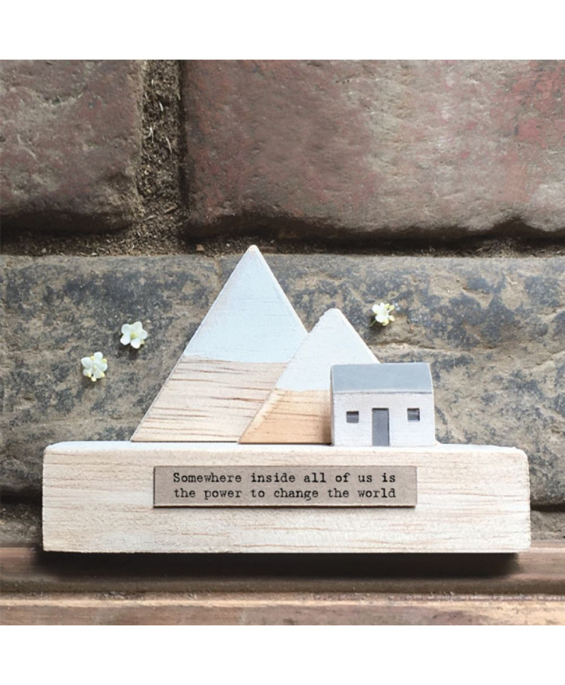 Ξύλινο Με Θέμα Σπίτι Στα Βουνά Και Μήνυμα Somewhere inside all of us 10 εκ