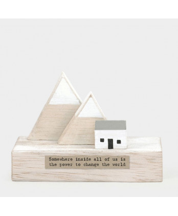 Ξύλινο Με Θέμα Σπίτι Στα Βουνά Και Μήνυμα Somewhere inside all of us 10 εκ