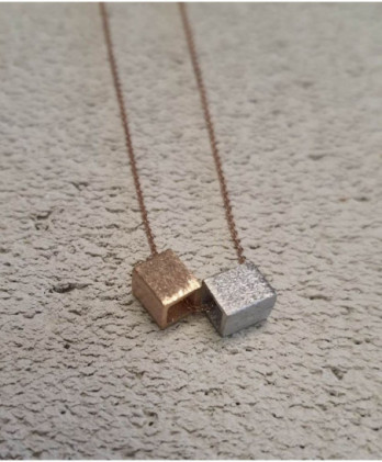 Κολιέ επιπλατινωμένο και επιχρυσωμένο, “κύβοι” σε ροζ χρυσό και ασημί, με ροζ χρυσή αλυσίδα