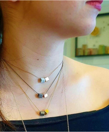 Κολιέ επιπλατινωμένο και επιχρυσωμένο, “κύβοι” σε ροζ χρυσό και ασημί, με ροζ χρυσή αλυσίδα