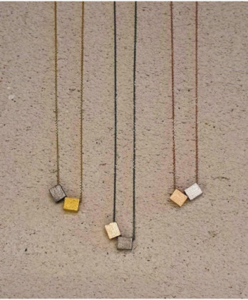 Κολιέ επιπλατινωμένο και επιχρυσωμένο, “κύβοι” σε ροζ χρυσό και ασημί, με ροζ χρυσή αλυσίδα