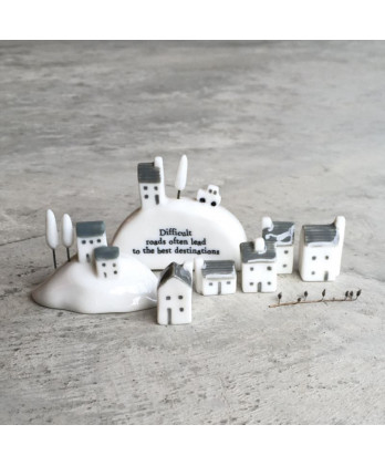 Σπίτι στο λόφο 6x2,4x7,2 εκ. πορσελάνη – Difficult…