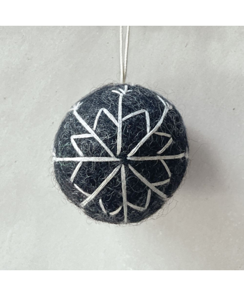 Μπάλα Σε Γκρι Χρώμα Με Λευκό Κέντημα Από Φλετ 4εκ