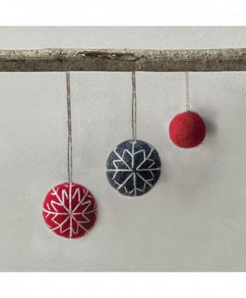 Μπάλα Σε Κόκκινο Χρώμα Με Λευκό Κέντημα Από Φλετ 4εκ