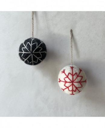 Μπάλα Σε Λευκό Χρώμα Με Κόκκινο Κέντημα Από Φλετ 4εκ