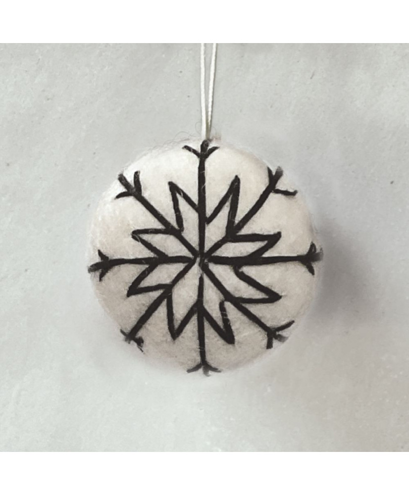 Μπάλα Σε Λευκό Χρώμα Με Μαύρο Κέντημα Από Φλετ 4εκ