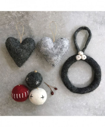 Μπάλα Λευκή Από Φλετ Και Μαύρο Κέντημα 5εκ