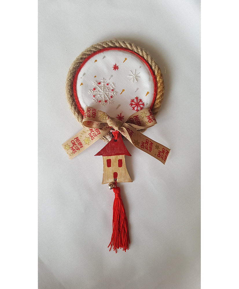 Κρεμαστό γούρι με κέντημα και σπιτάκι από πηλό